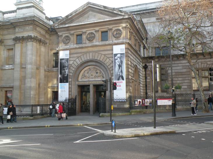  Entrée du  National Portrait Gallery (musée)